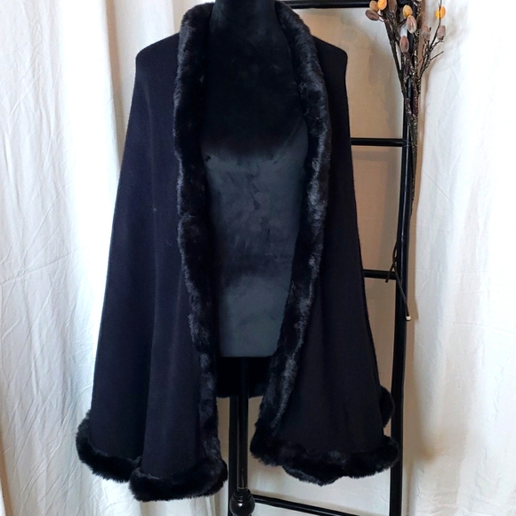 east 5th Fir Trimmed Cape - Picture 1 of 5